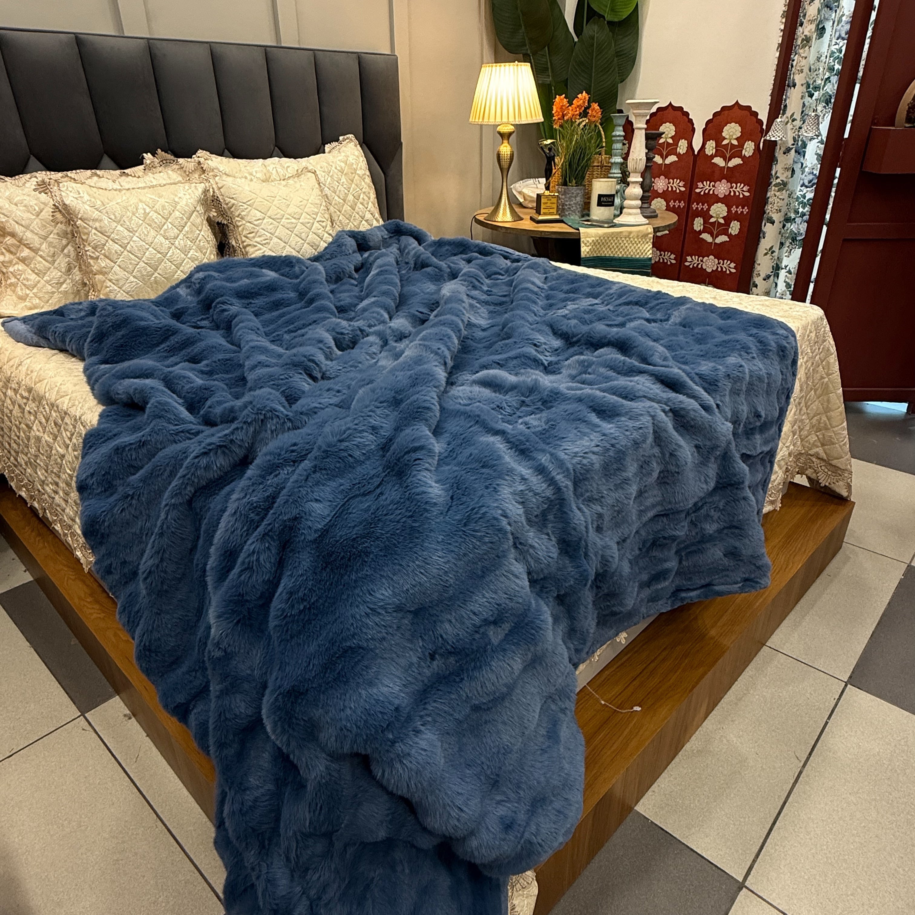 Double-Layered Faux Rabbit Fur Luxury Blanket