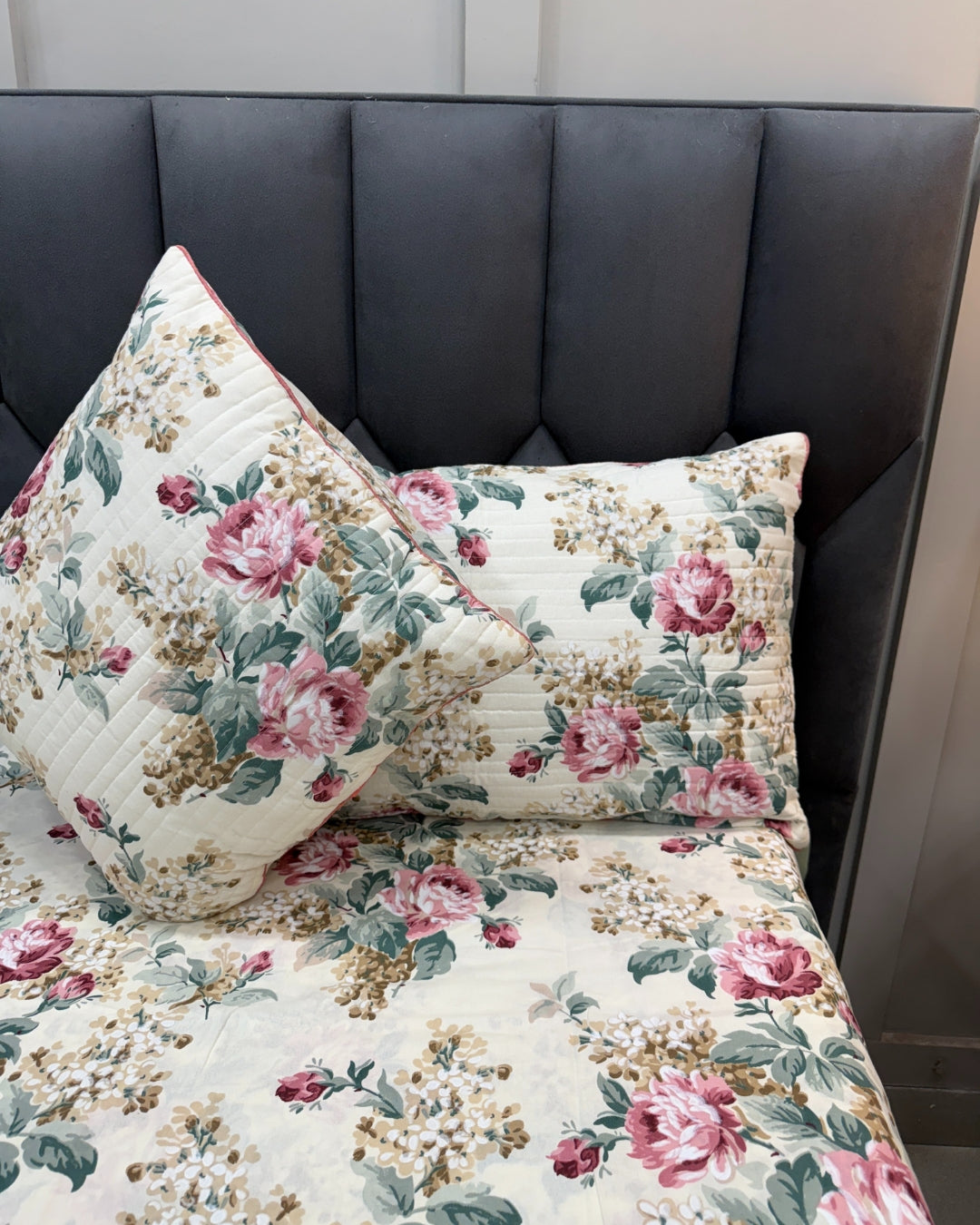 Vintage Floral Bedsheets. 5-Piece Bedding Set
