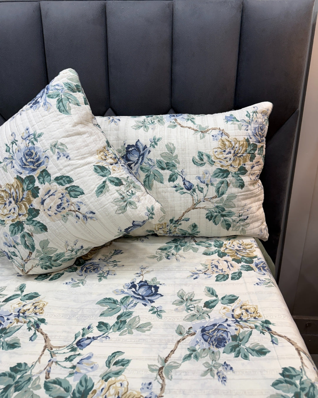 Vintage Floral Bedsheets. 5-Piece Bedding Set