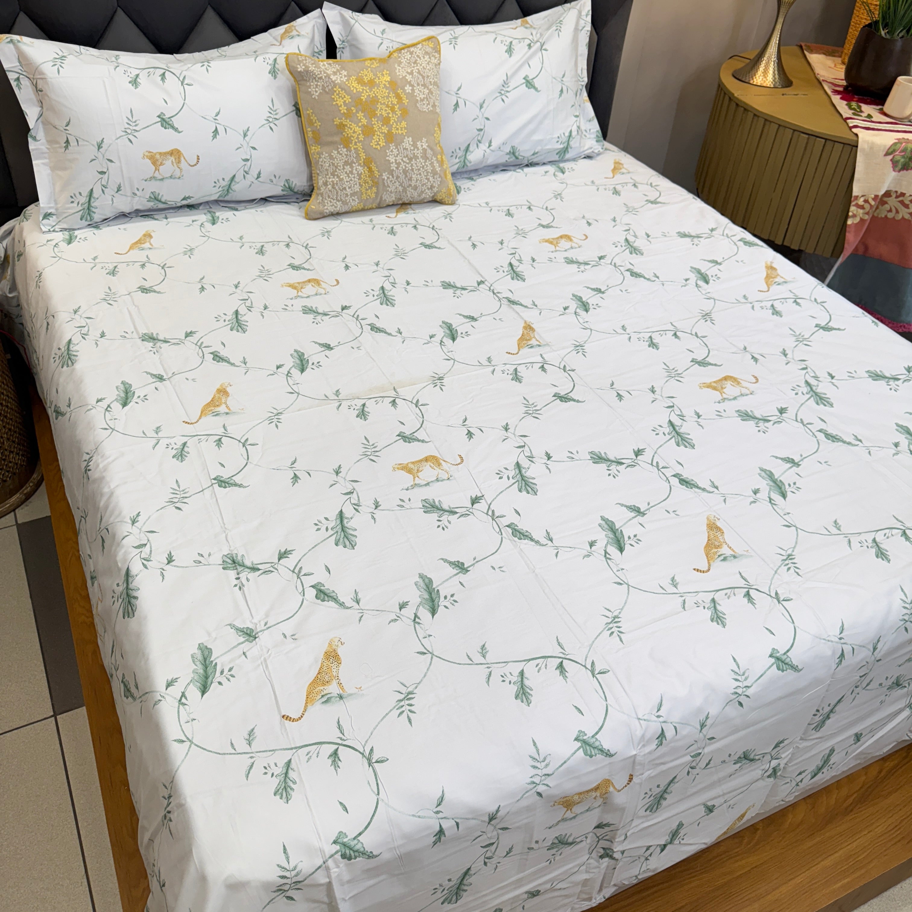 Fine Cotton 350 TC Premium Modern King Size Bedsheet