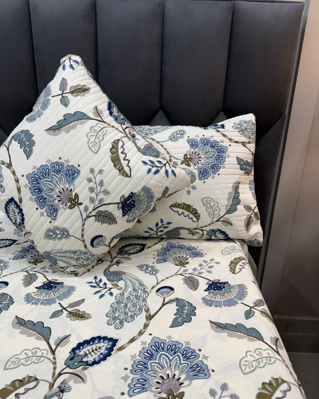 Vintage Floral Bedsheets. 5-Piece Bedding Set