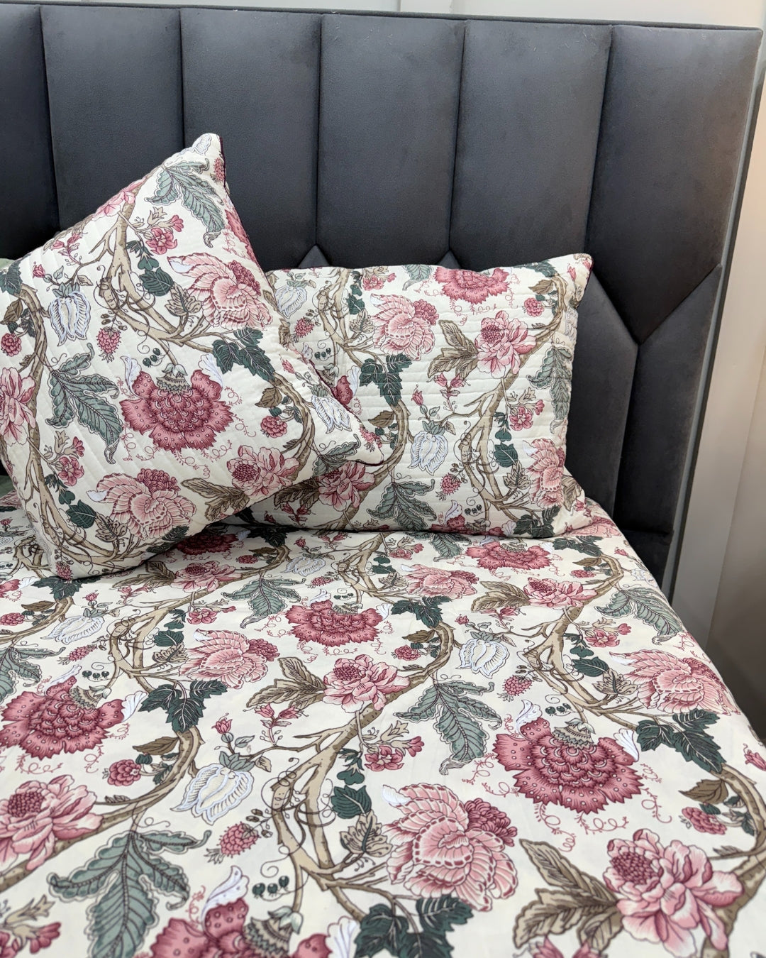 Vintage Floral Bedsheets. 5-Piece Bedding Set