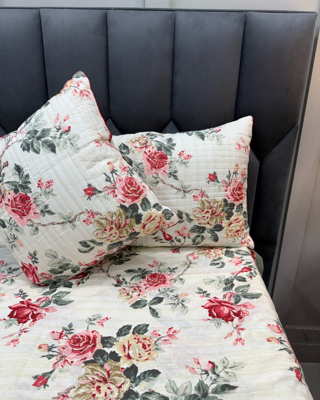 Vintage Floral Bedsheets. 5-Piece Bedding Set