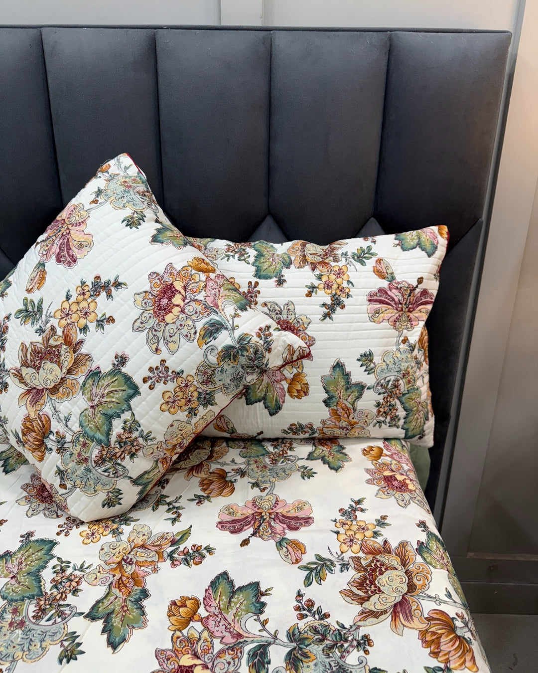 Vintage Floral Bedsheets. 5-Piece Bedding Set